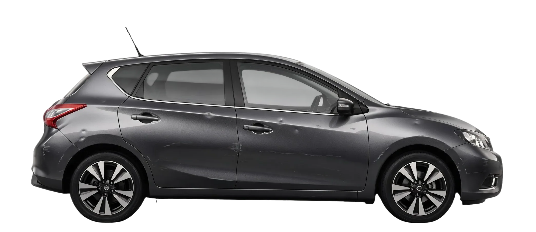 Voiture grise cabossée et rayée avant la réparation de carrosserie
